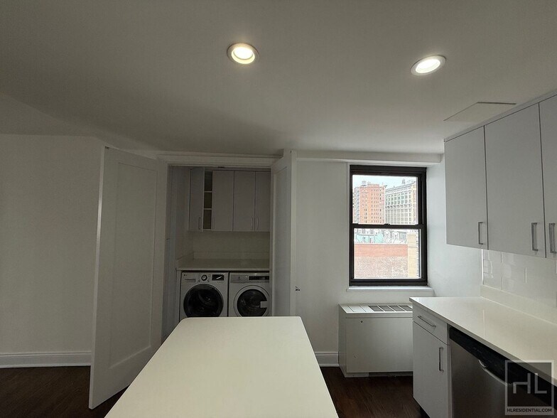 Building Photo - E 16 ST