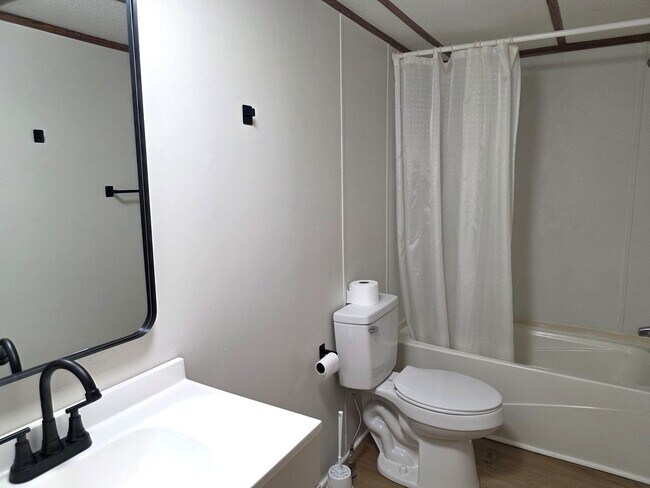 Building Photo - 2 bed 2 Bath Home River Front