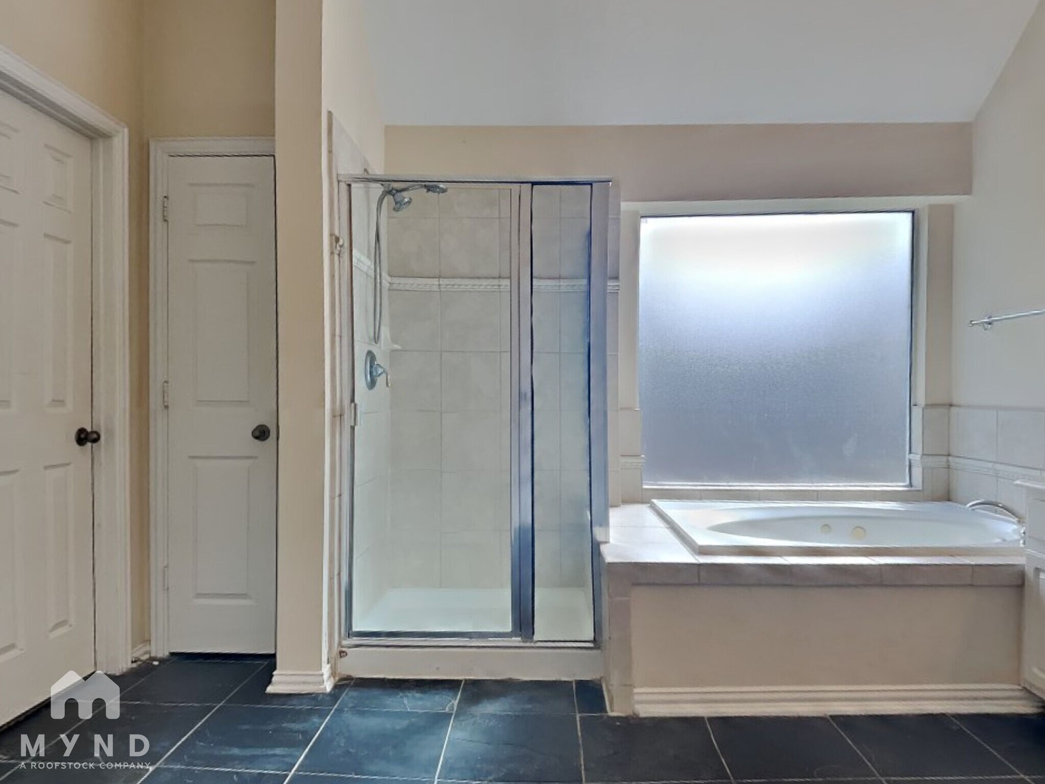 Building Photo - 3009 Fallbrook Ct