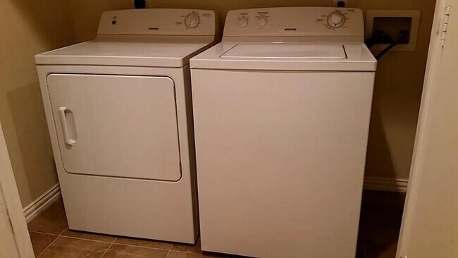 Building Photo - 5615 Winsome Ln