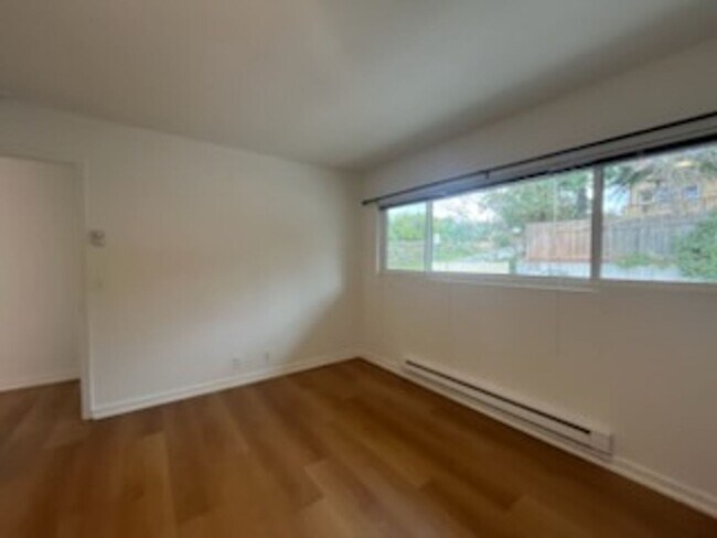 Building Photo - **Bright & Updated 2-Bedroom Condo with Water View in Friday Harbor!**