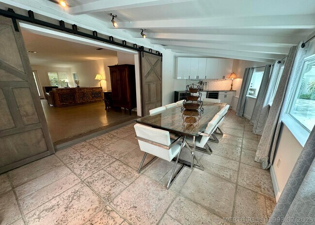 Building Photo - 212 Kings Lynn