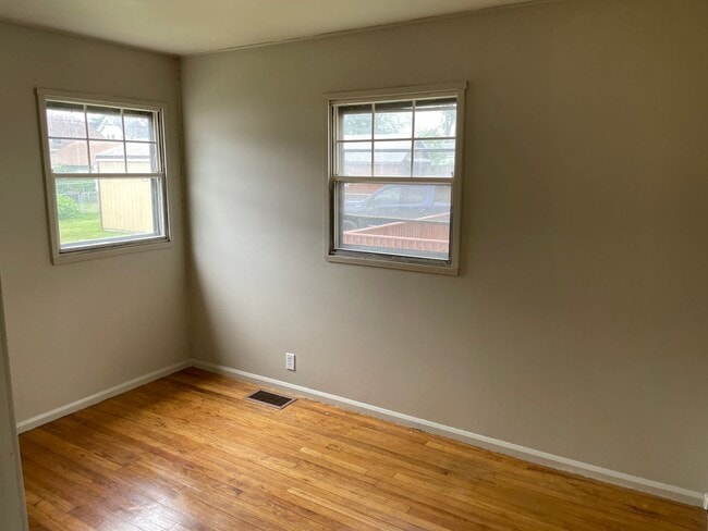 Building Photo - 2 Bedroom/1 Bathroom Home For Lease