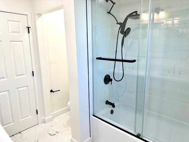 Building Photo - 7360 Hesperia Ave