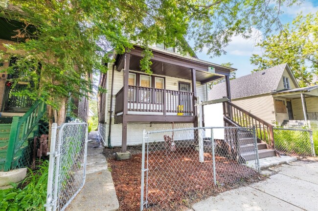 Building Photo - 235 W 110th St