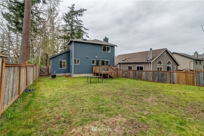 Building Photo - 6 Bedroom 3.5 Bathroom home with large yard and garage in Bellingham