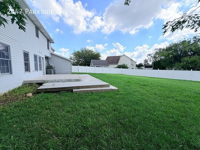 Building Photo - 2047 Parkside Dr