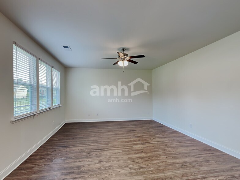 Building Photo - 405 Levon Ct