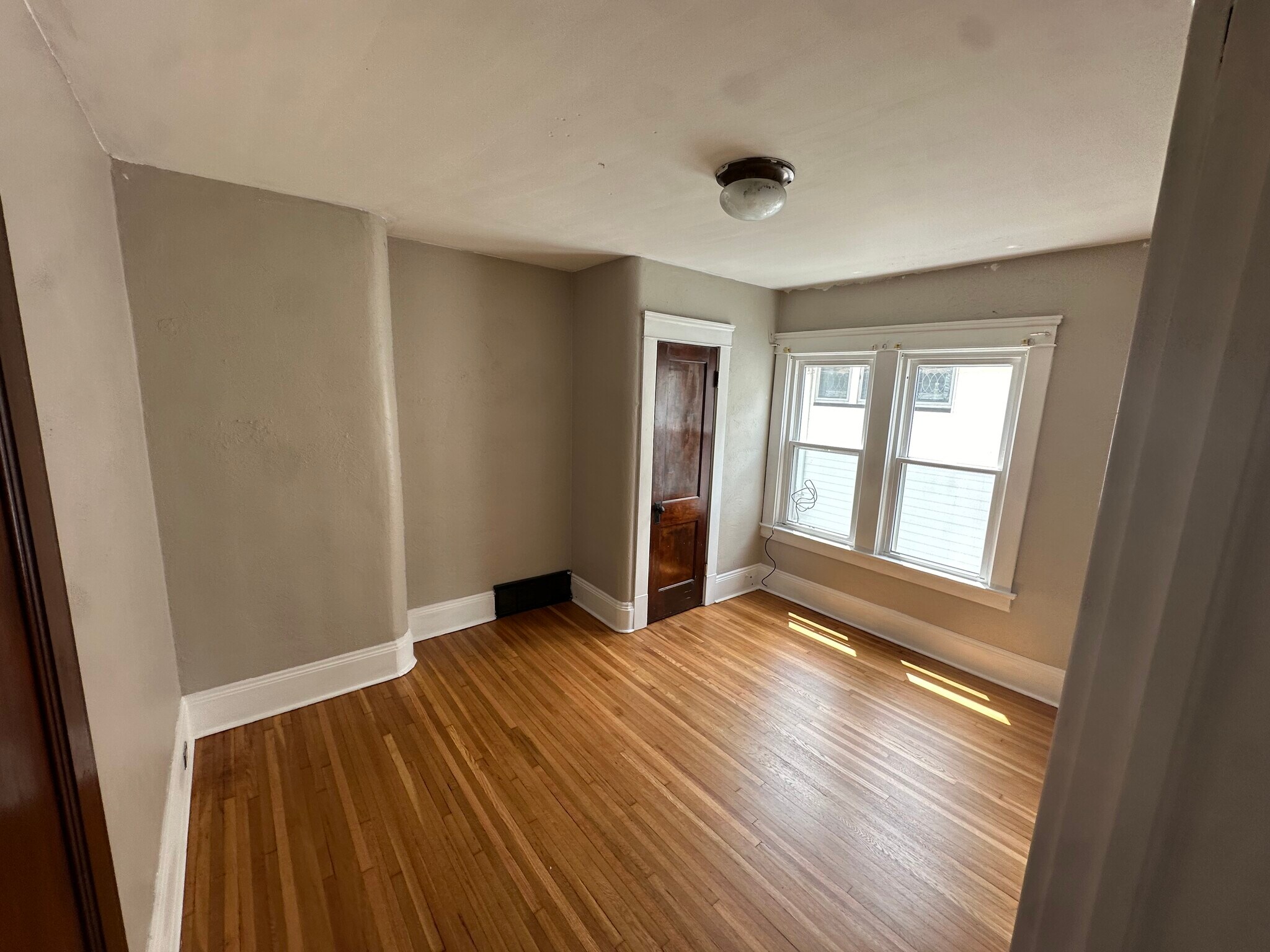 Building Photo - 1302 W 102nd St