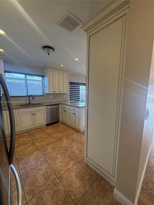 Building Photo - 819 E 26th St