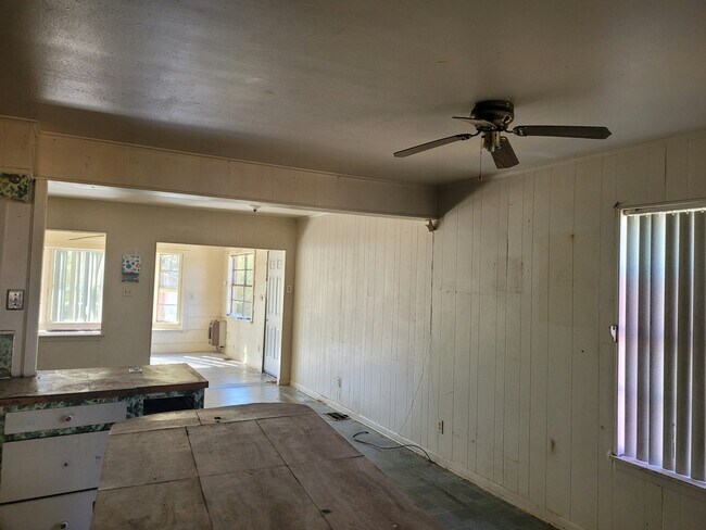 Building Photo - 642 W 75th St