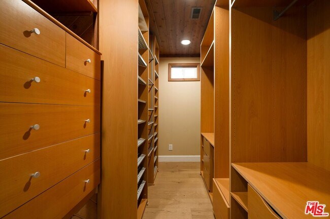 Building Photo - 3414 N Knoll Dr