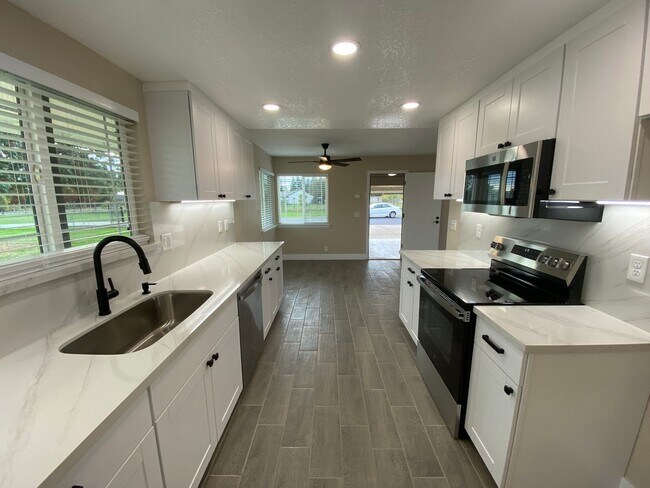 Building Photo - Fully Renovated Home on 5 Acres