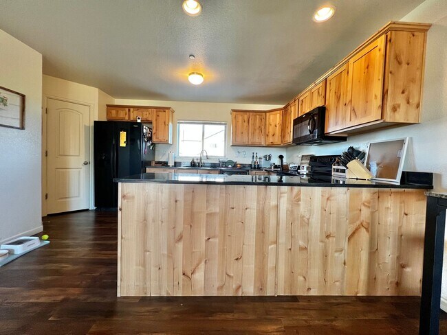 Building Photo - 2 Bedroom 2.5 bathroom Townhouse in Greeley