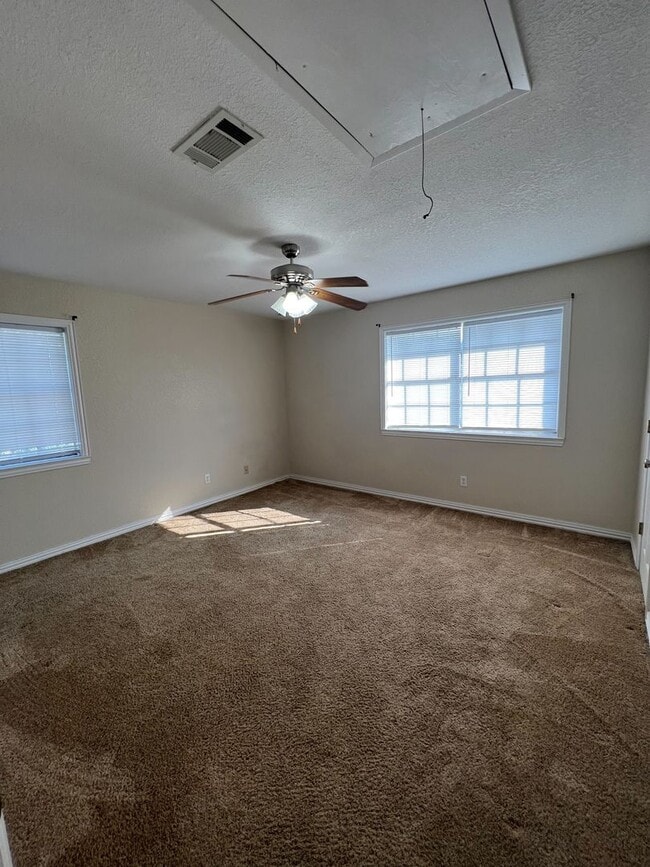 Building Photo - 2 bed, 1.5 bath beautiful townhouse