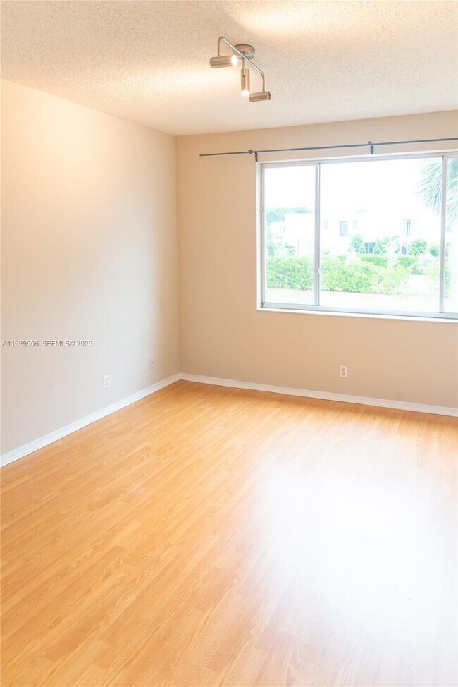 Building Photo - 16749 Hemingway Dr