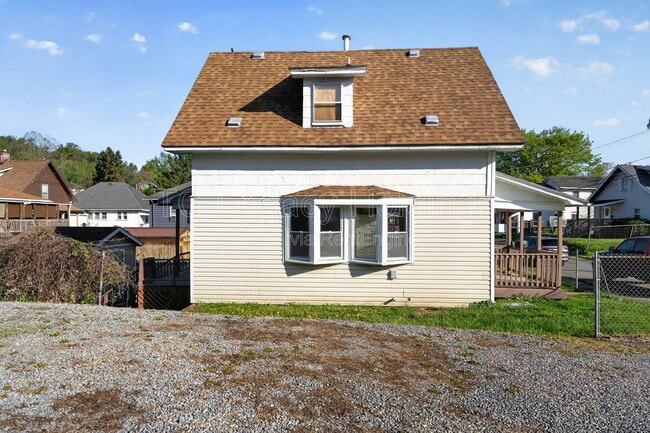 Building Photo - 139 Martin St