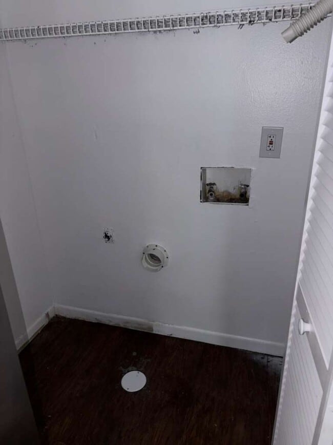 Building Photo - 2.2 Tampa Available NOW !! Ask about our Specials