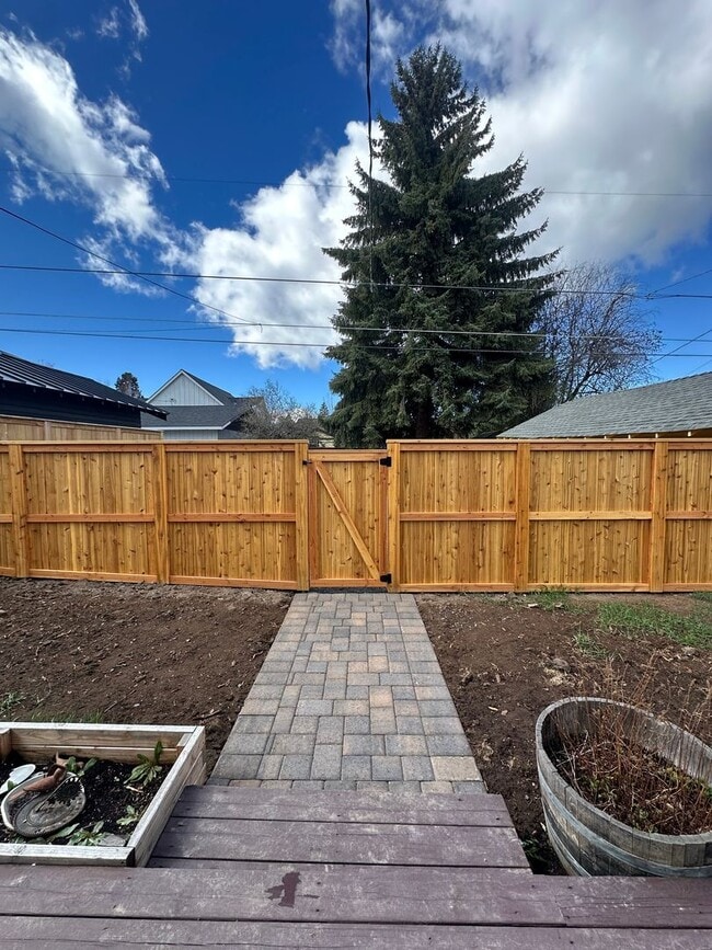 Building Photo - Charming 2 Bed / 2 Bath Home in Prime Westside Bend Location