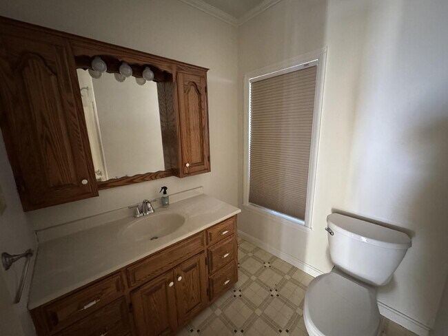 Building Photo - "Charming 3-Bed Home with Full Bath in Serene Spring Glen!"