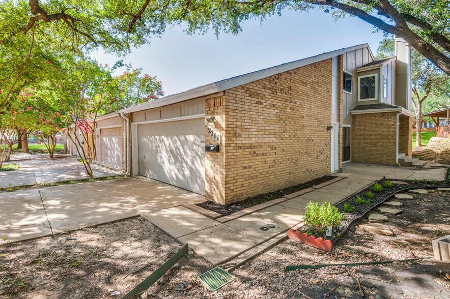 Building Photo - 2711 Creek Wood Ct