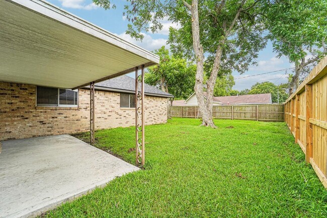 Building Photo - 2801 Coy Dr