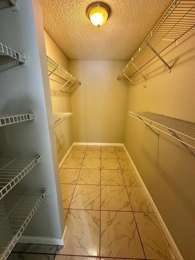 Building Photo - 4158 Inverrary Dr