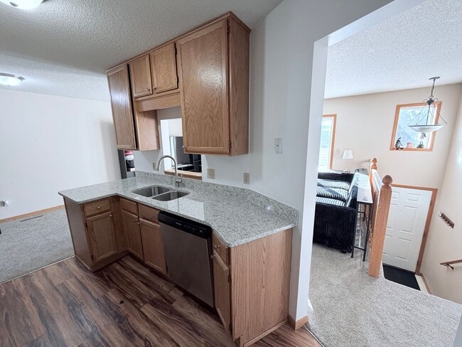 Building Photo - Spacious 2-Bedroom, 2.5 Bathroom, Tri-Level Townhome & Private Deck in Apple Valley!