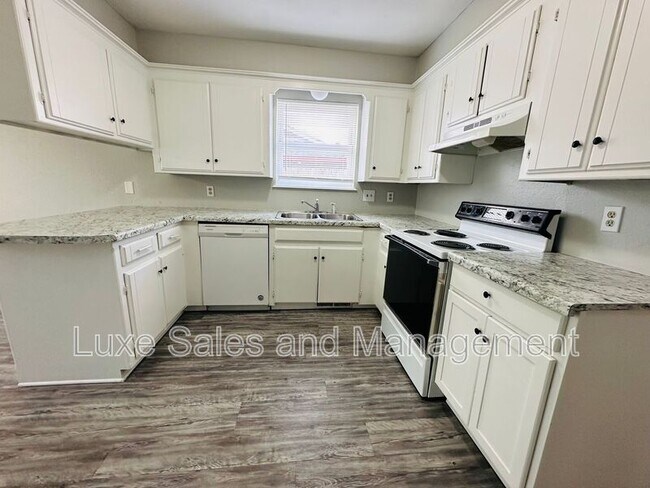 Building Photo - 11701 N Lee Ave