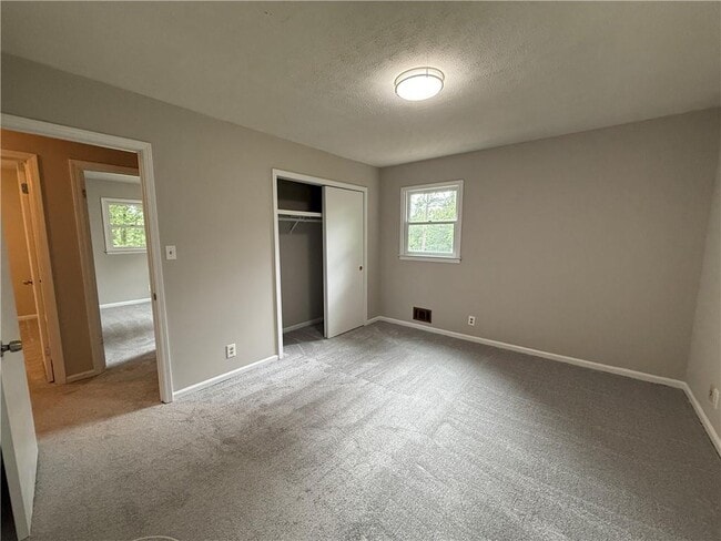 Building Photo - 3155 Oak Dr