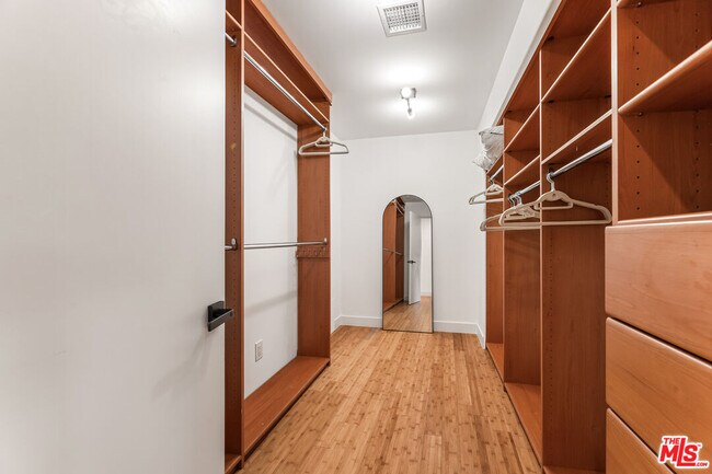 Building Photo - 8425 Hillside Ave