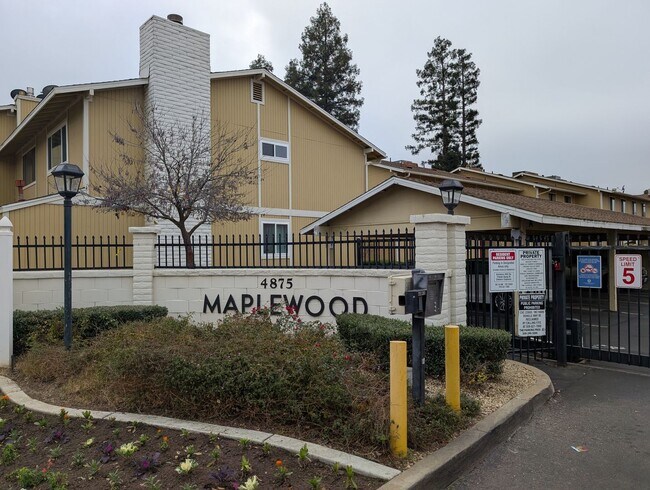 Building Photo - Completely remodeled and updated condo close to Fresno State, shopping and hwy 168