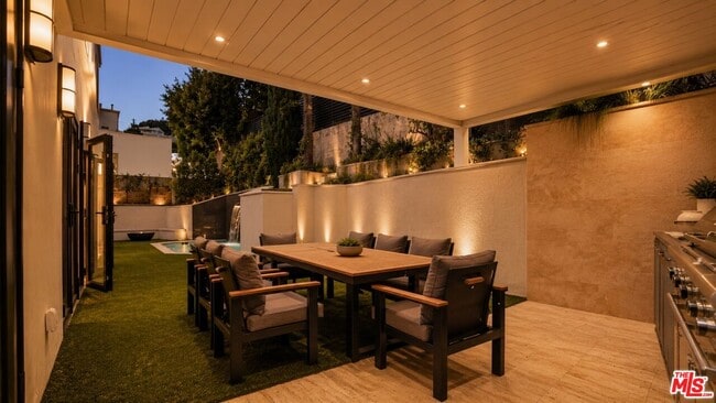 Building Photo - 8721 Sunset Plaza Terrace