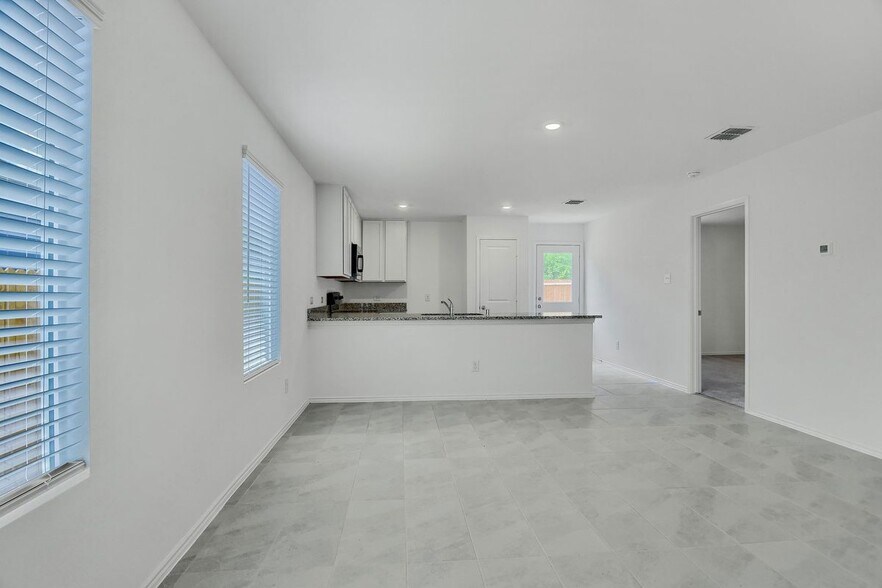 Building Photo - 402 Harvest St