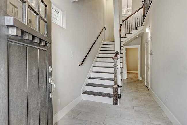 Building Photo - 1057 W 25th St