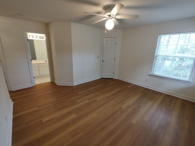 Building Photo - NEWLY RENOVATED 4 Bed/2 Bath with Communit...