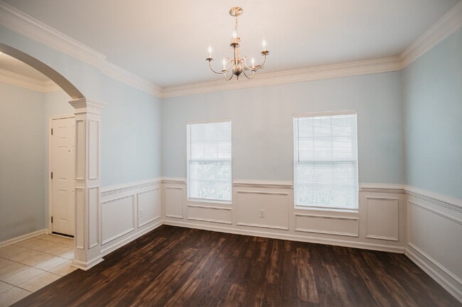 Building Photo - 4 Bed/2.5 Bath/Primary downstairs