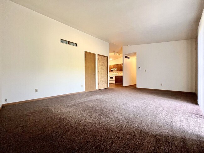 Building Photo - Wabasis 8590-8592