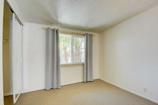 Building Photo - SPARKLING POOL! 4 BEDROOM