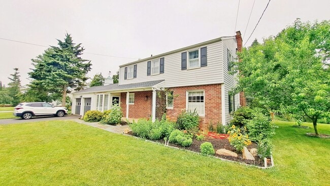 Building Photo - Fully Furnished 4 Bed / 1-1/2 Bath Single Family Home w/2 Car Garage