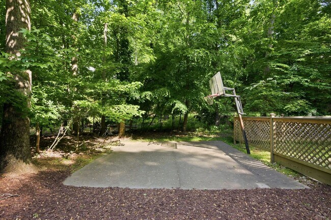 Building Photo - Gorgeous and Spacious 5 Bedroom Home, Cul-de-sac lot, Vaulted Ceilings, Large Backyard, Stunning ...