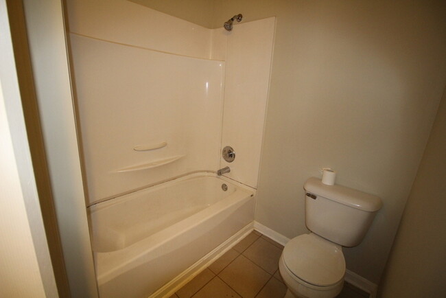 Building Photo - Spacious 2 Bedroom close to campus!