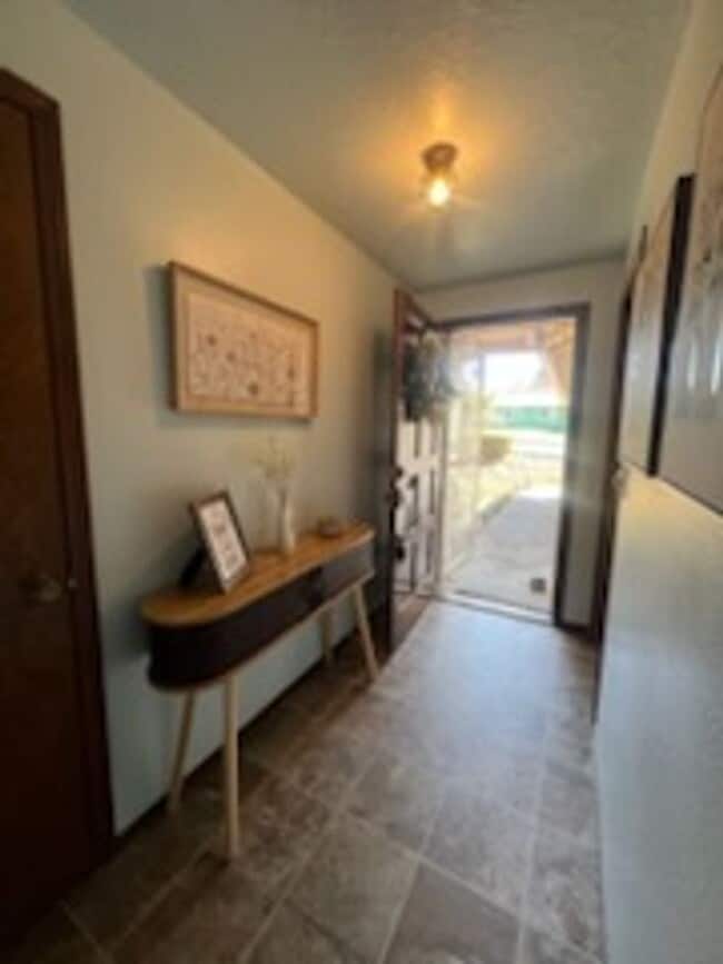 Building Photo - 3-Bedroom, 2-Bath Home Convenient Location...