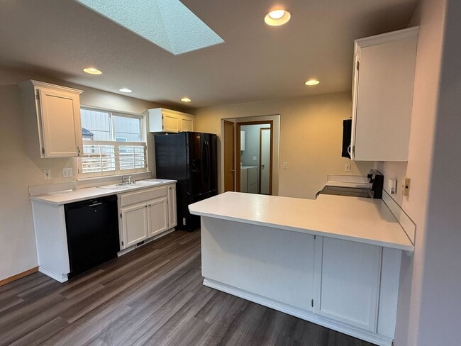 Building Photo - Spacious and Newly Updated 3 Bed/2.5 Bath in Desirable Salmon Creek area!