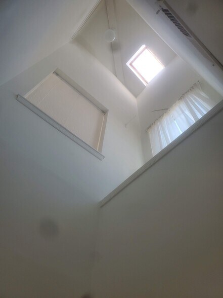 Foyer skylight - 41 Heather Ct