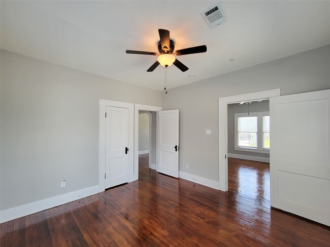 Building Photo - 802 E 39th St