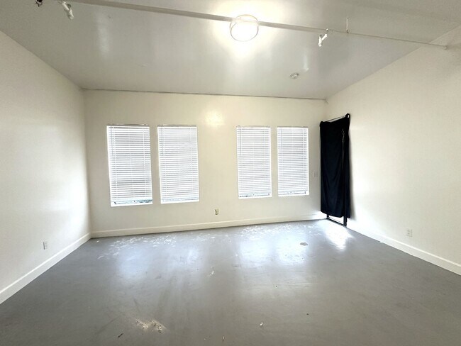 Building Photo - Chapman