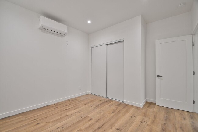 Building Photo - w1704