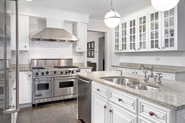 Building Photo - 755 Sheridan Rd