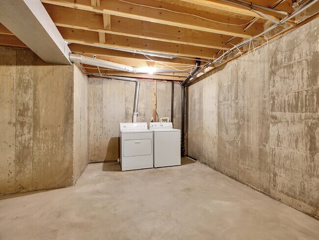 Building Photo - $2,395.00 2 bed, 2.5 bath townhome located...